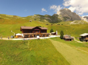 Rifugio Fermeda Hutte